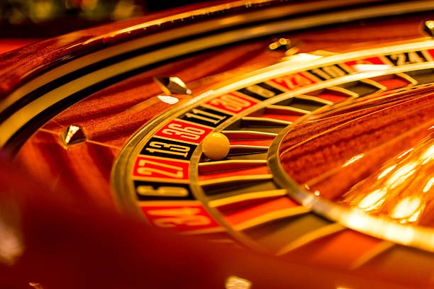 Sugar Rush slot game interface showing reels and payline structure on setiagaming